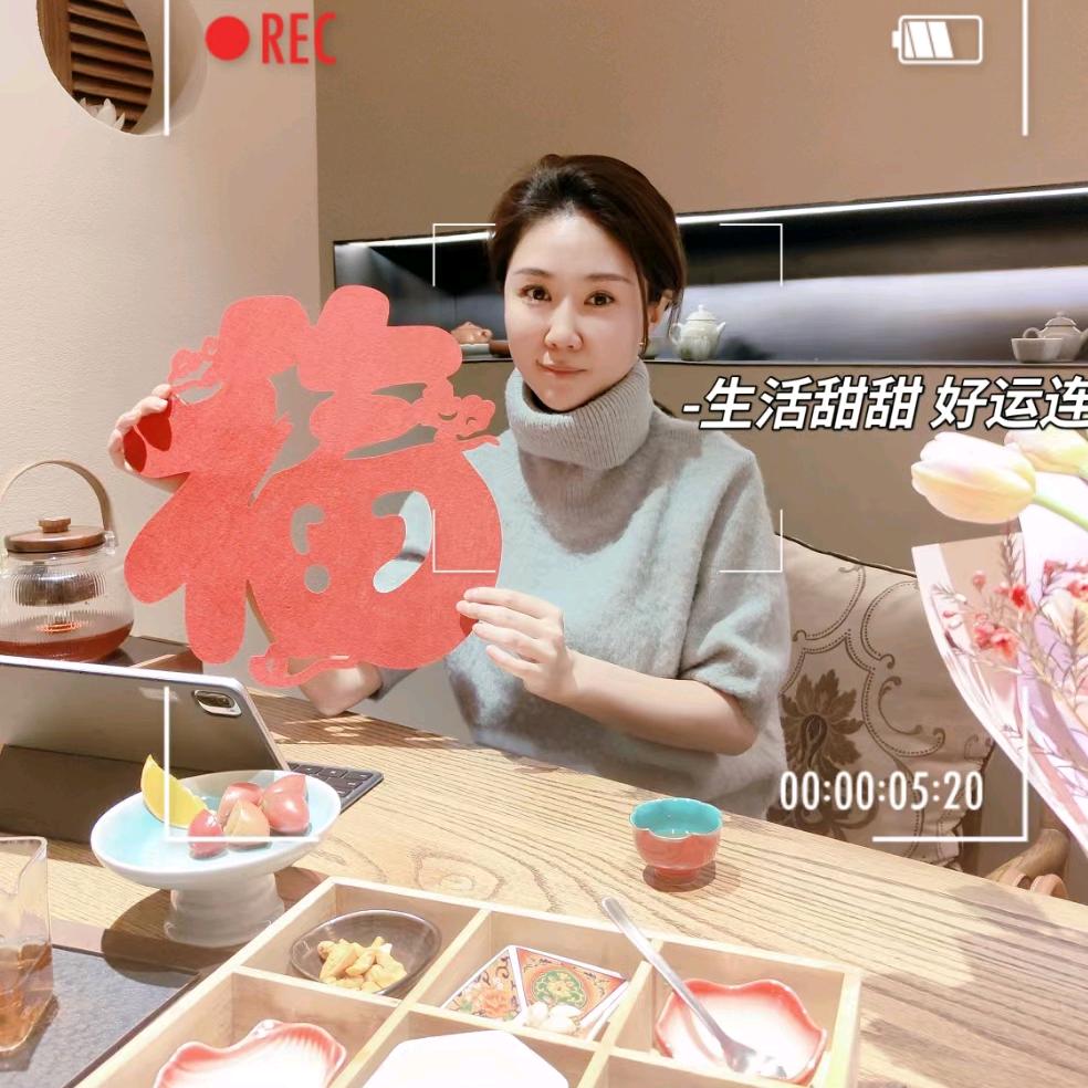 暮呱认真研究皮肤的悦悦.沈阳