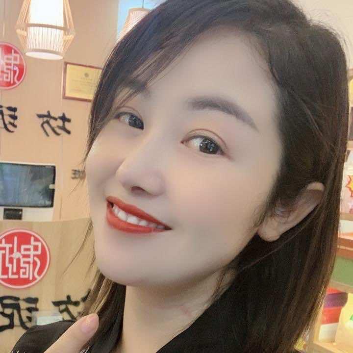 伊川县伊人美化妆品店～佩娜
