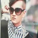 蹲在墙角下玩蚊子，