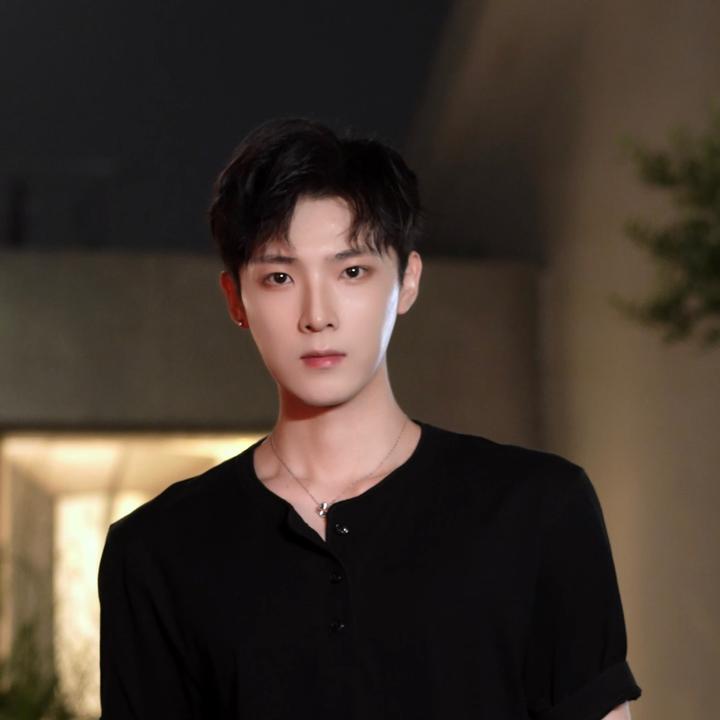 杨泽.