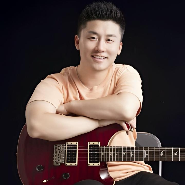 洋洋在钟祥弹吉他