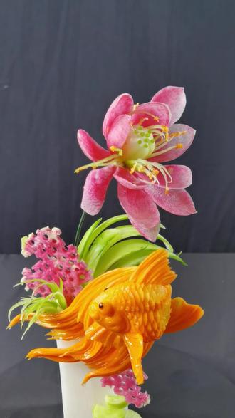 这个神仙鱼食品雕刻作品非常简单,看完就学会了!